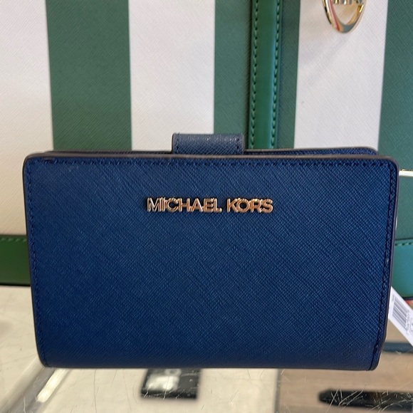 Michael Kors Handbags - MICHAEL KORS
Medium Jet Set Travel Crossgrain Leather Bifold Zip Wallet
Navy
NWT